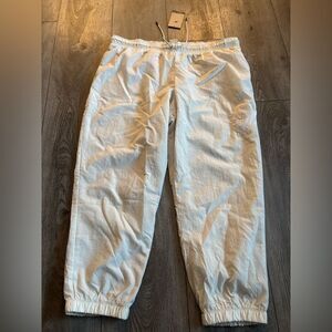 Nike woman’s windbreaker loose fit mid rise